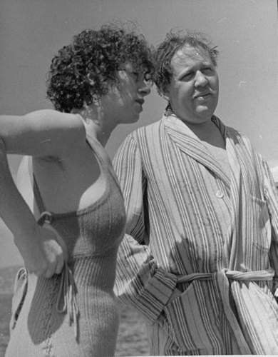 Elsa Lanchester and husband Charles Laughton on the French Riviera in 1938